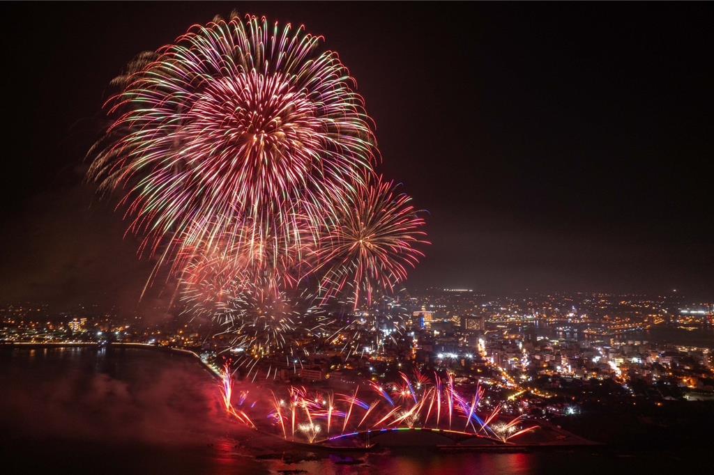 澎湖國際海上花火節近年開始退燒,甚至傳出負面評價,不再是當地旅遊萬靈丹。(澎湖縣政府提供資料畫面/許逸民澎湖傳真)